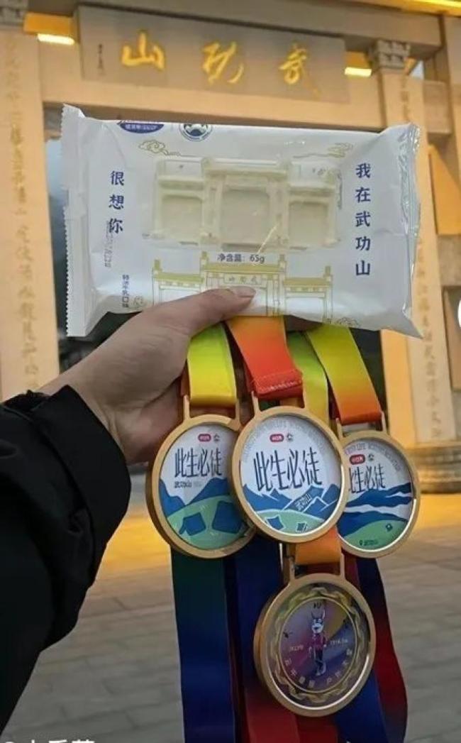 00后男生爬山捡两大袋塑料瓶最高纪录一天捡了600多个瓶子！(图3)