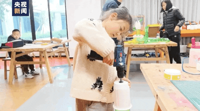 用塑料瓶造“火箭”？这个小女孩有点厉害！(图2)