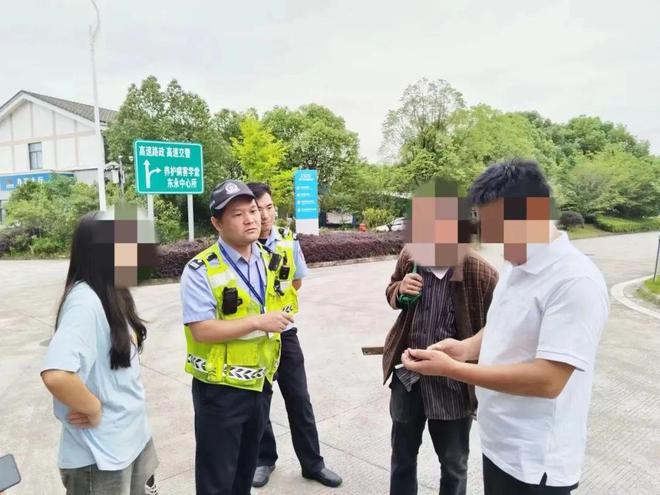 危险！一名老人在高速公路护栏边……(图3)