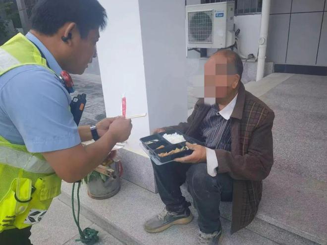 危险！一名老人在高速公路护栏边……(图2)