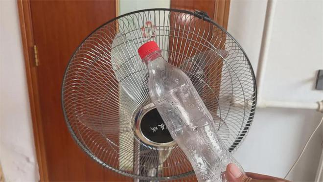 电风扇上挂个瓶子太厉害了连空调都显得多余邻居们纷纷效仿(图1)