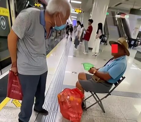 大爷地铁站指责捡瓶子老人：你有工资要这些干啥？评论区吵翻天(图1)