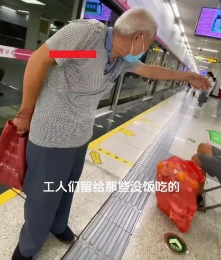 大爷地铁站指责捡瓶子老人：你有工资要这些干啥？评论区吵翻天(图2)