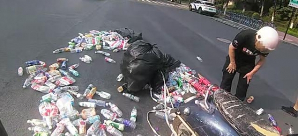 大伯出交通事故拒绝去医院手变形仍捡塑料瓶！下一秒警察动作泪目(图1)