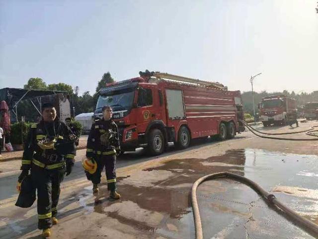 通报郑州一花卉市场起火：无人员伤亡现场着火建筑为单层钢架结构着火物质为塑料制品、木制家具等(图2)