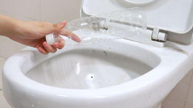 马桶堵了别急？用个塑料瓶就能快速疏通不花一分钱家家必备！(图2)