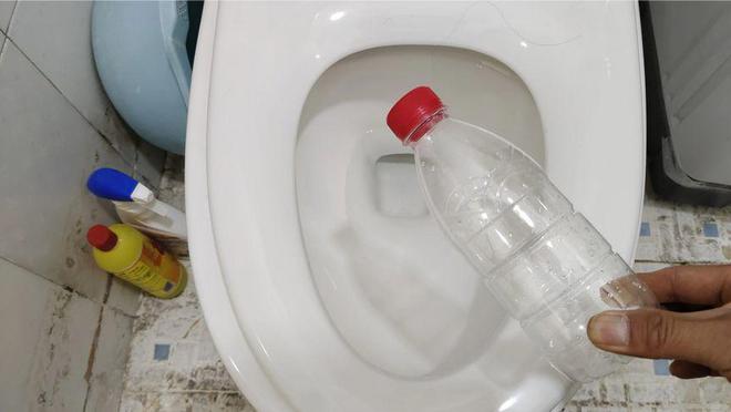 马桶堵了别急？用个塑料瓶就能快速疏通不花一分钱家家必备！(图1)