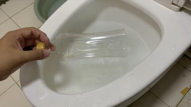 马桶堵了别急？用个塑料瓶就能快速疏通不花一分钱家家必备！(图3)
