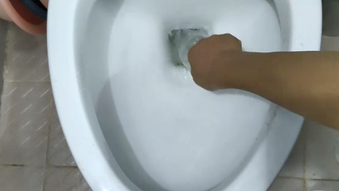 马桶堵了别急？用个塑料瓶就能快速疏通不花一分钱家家必备！(图4)