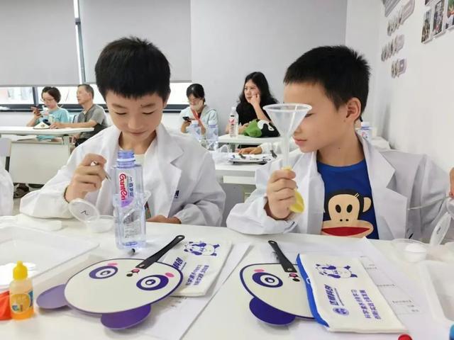 在小小科学家社区实验屋体验气泡“魔法师”的奇妙魔术(图1)