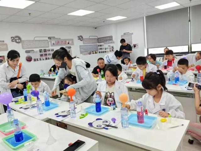 在小小科学家社区实验屋体验气泡“魔法师”的奇妙魔术(图2)