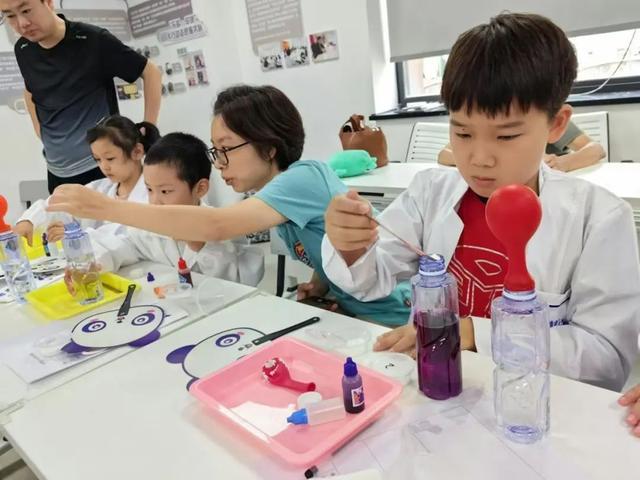 在小小科学家社区实验屋体验气泡“魔法师”的奇妙魔术(图3)