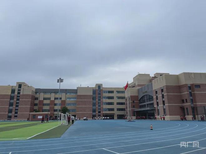 河南一中学让教职工吃鲜肉、学生吃冻肉？记者实探(图2)