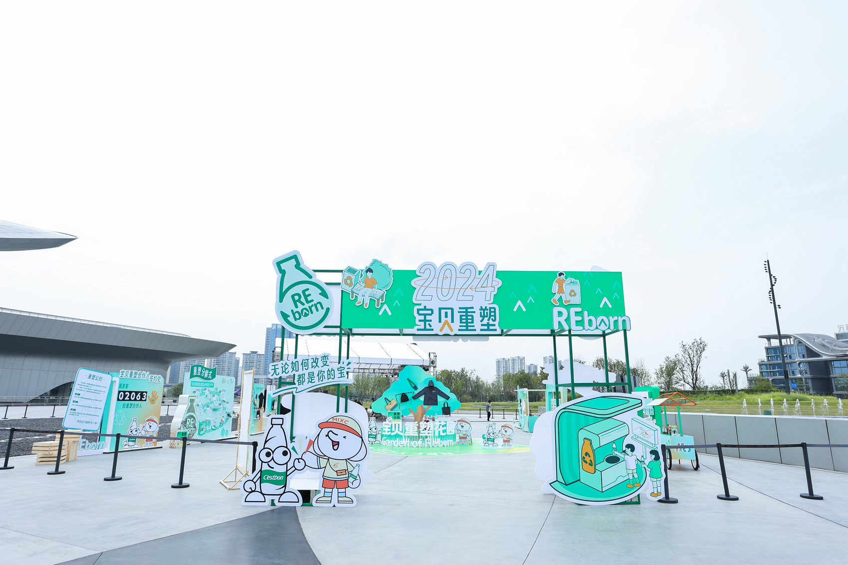 塑料瓶“变身”时尚单品成都这一巡展聚焦循环再生(图1)