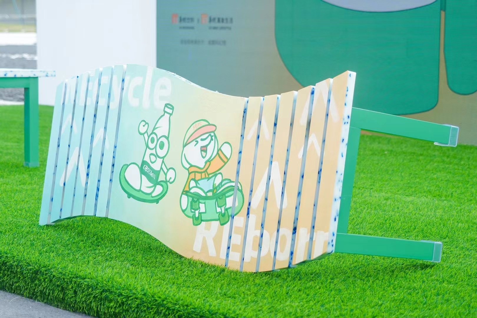 塑料瓶“变身”时尚单品成都这一巡展聚焦循环再生(图2)