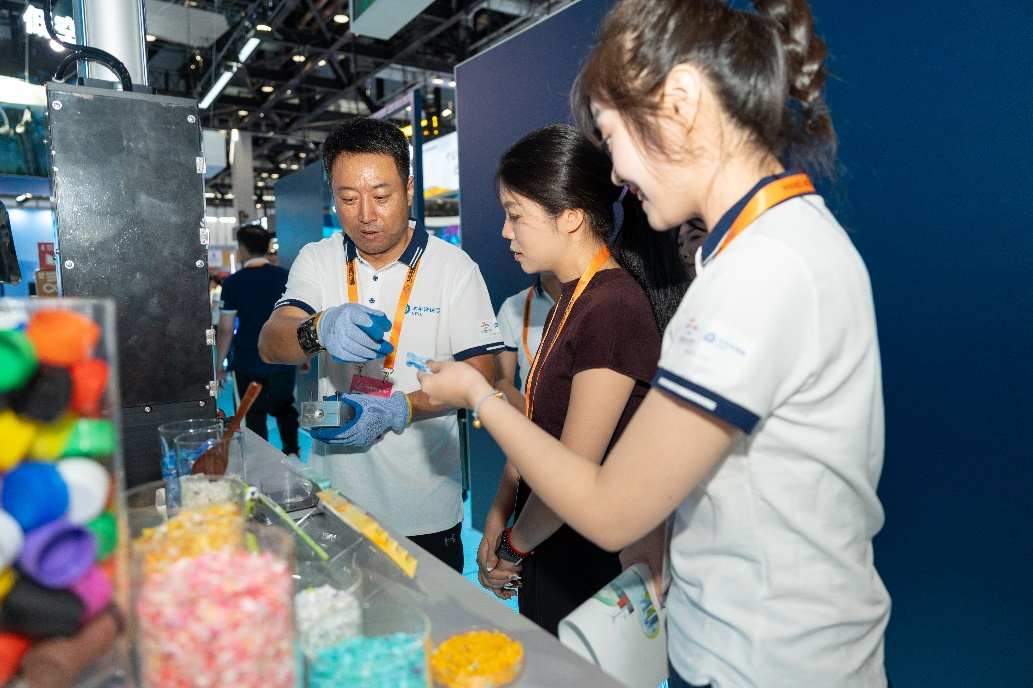 塑料瓶变宝服贸会更潮！中国太保“降塑减碳”AI助力环保新时尚(图1)