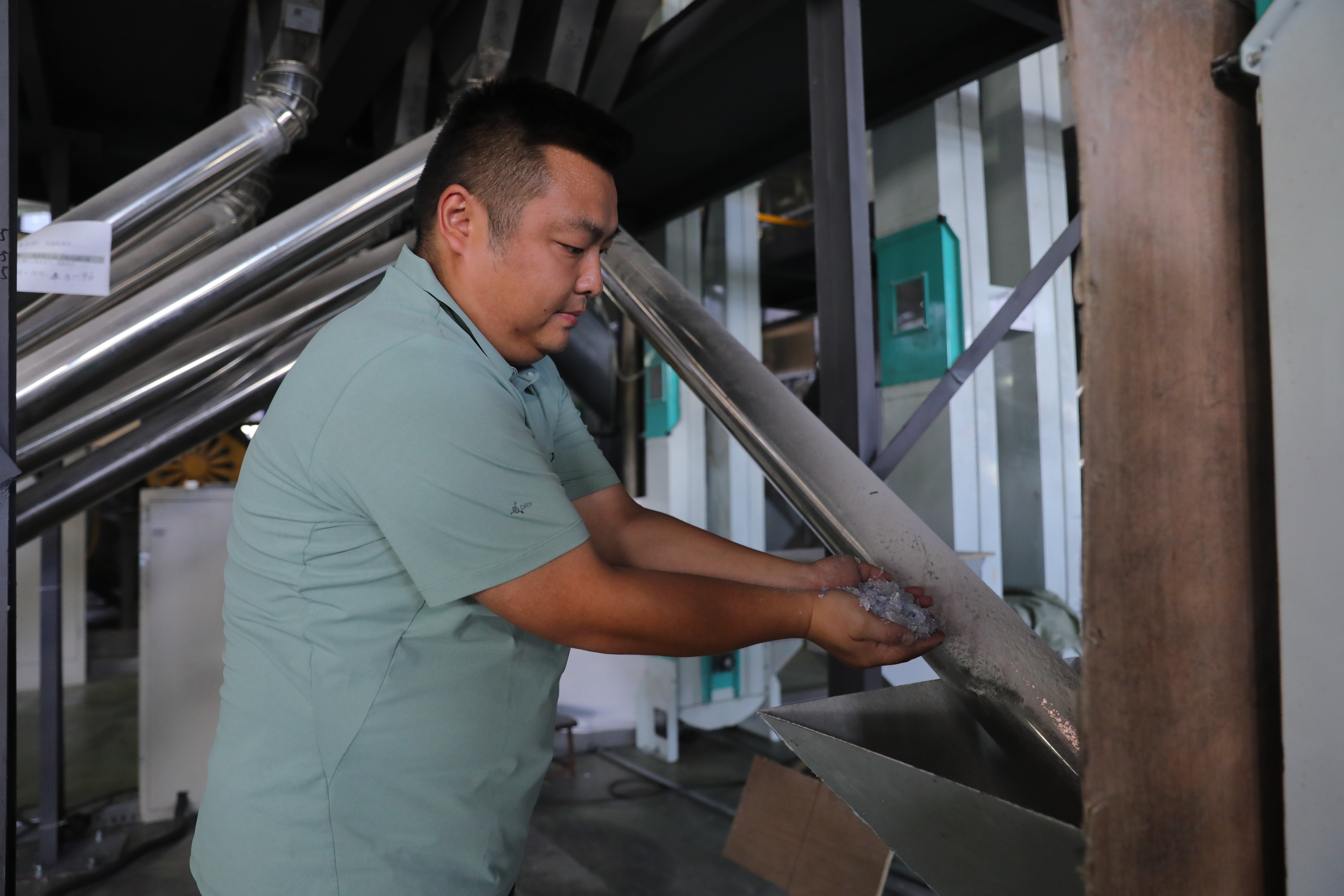 南充：把塑料水瓶“吃干榨尽”循环经济创造亿元产业(图3)