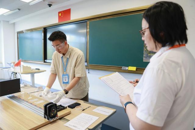 牙膏、筷子、塑料瓶……物理老师用这些日用品设计了充满“生活气息”的实验(图2)