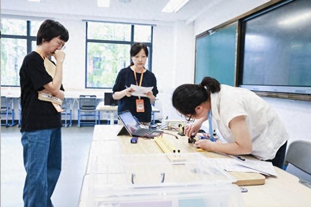 牙膏、筷子、塑料瓶……物理老师用这些日用品设计了充满“生活气息”的实验(图1)