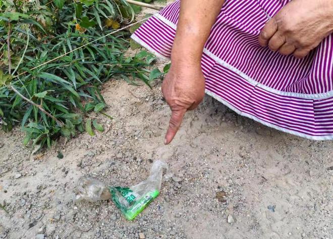 奇葩！为捡塑料瓶故意放火烧山！网友：是因为太穷的根本吗？(图2)