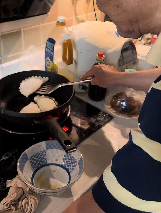 92岁牛犇仍独居养老院塑料瓶扣菜拖把当拐杖环境脏乱引热议(图1)