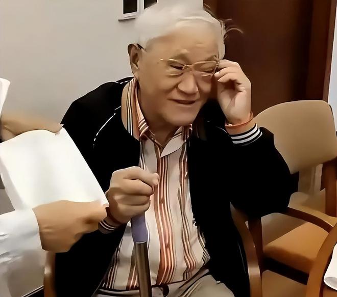 92岁牛犇仍独居养老院塑料瓶扣菜拖把当拐杖环境脏乱引热议(图4)