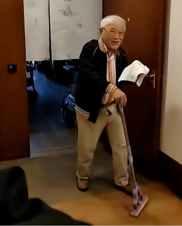 92岁牛犇仍独居养老院塑料瓶扣菜拖把当拐杖环境脏乱引热议(图3)