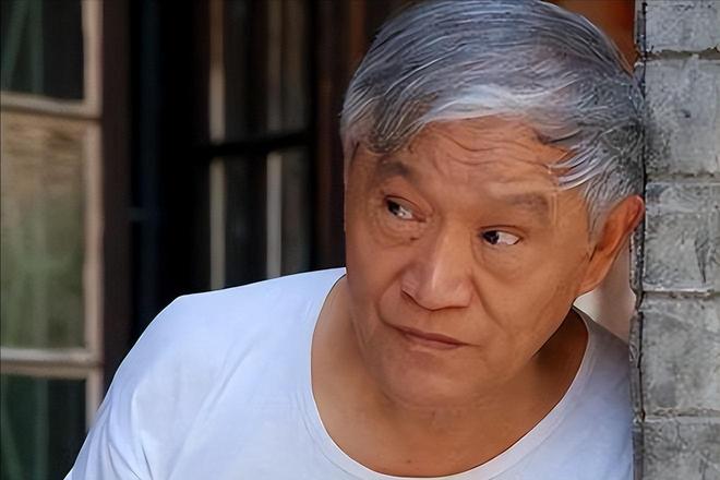 92岁牛犇仍独居养老院塑料瓶扣菜拖把当拐杖环境脏乱引热议(图12)