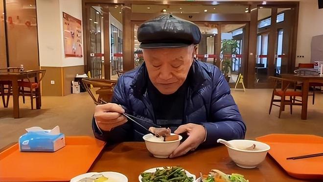 92岁牛犇仍独居养老院塑料瓶扣菜拖把当拐杖环境脏乱引热议(图5)