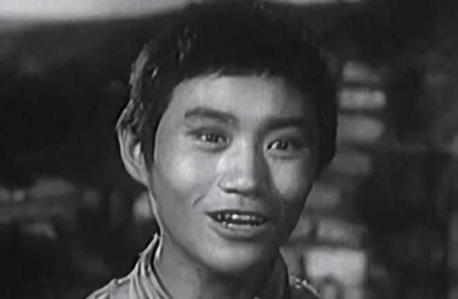 92岁牛犇仍独居养老院塑料瓶扣菜拖把当拐杖环境脏乱引热议(图7)