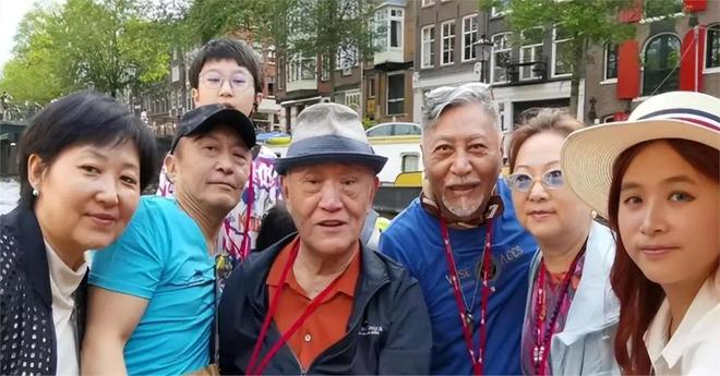 92岁牛犇仍独居养老院塑料瓶扣菜拖把当拐杖环境脏乱引热议(图18)