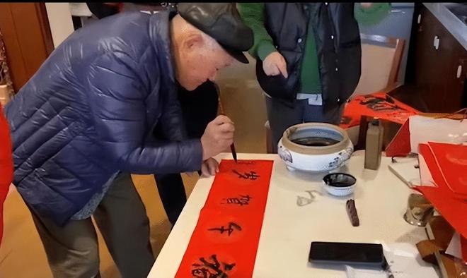 92岁牛犇仍独居养老院塑料瓶扣菜拖把当拐杖环境脏乱引热议(图14)