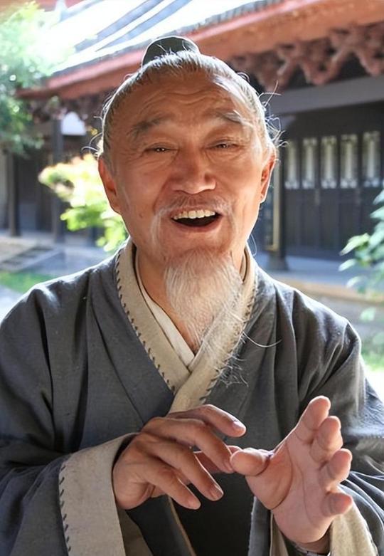 92岁牛犇仍独居养老院塑料瓶扣菜拖把当拐杖环境脏乱引热议(图17)