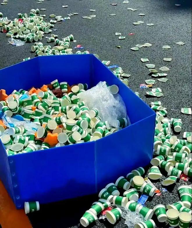 国外马拉松卷疯了！连补给站的一次性纸杯都不让用了…(图2)