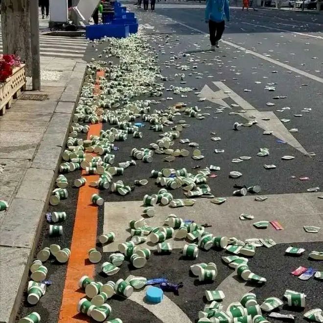 国外马拉松卷疯了！连补给站的一次性纸杯都不让用了…(图3)