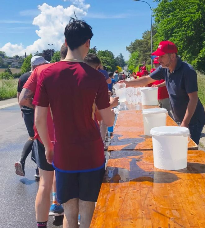 国外马拉松卷疯了！连补给站的一次性纸杯都不让用了…(图4)