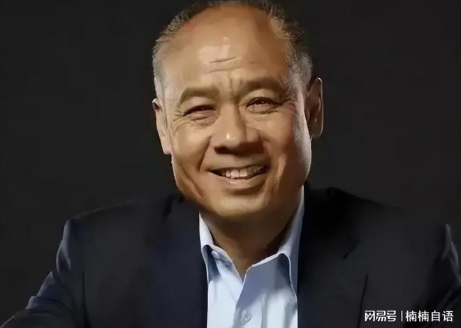 62岁李宁近况：一年狂赚30亿63岁妻子气质佳儿女双全很幸福(图1)