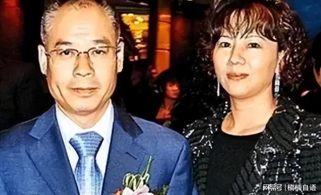 62岁李宁近况：一年狂赚30亿63岁妻子气质佳儿女双全很幸福(图18)