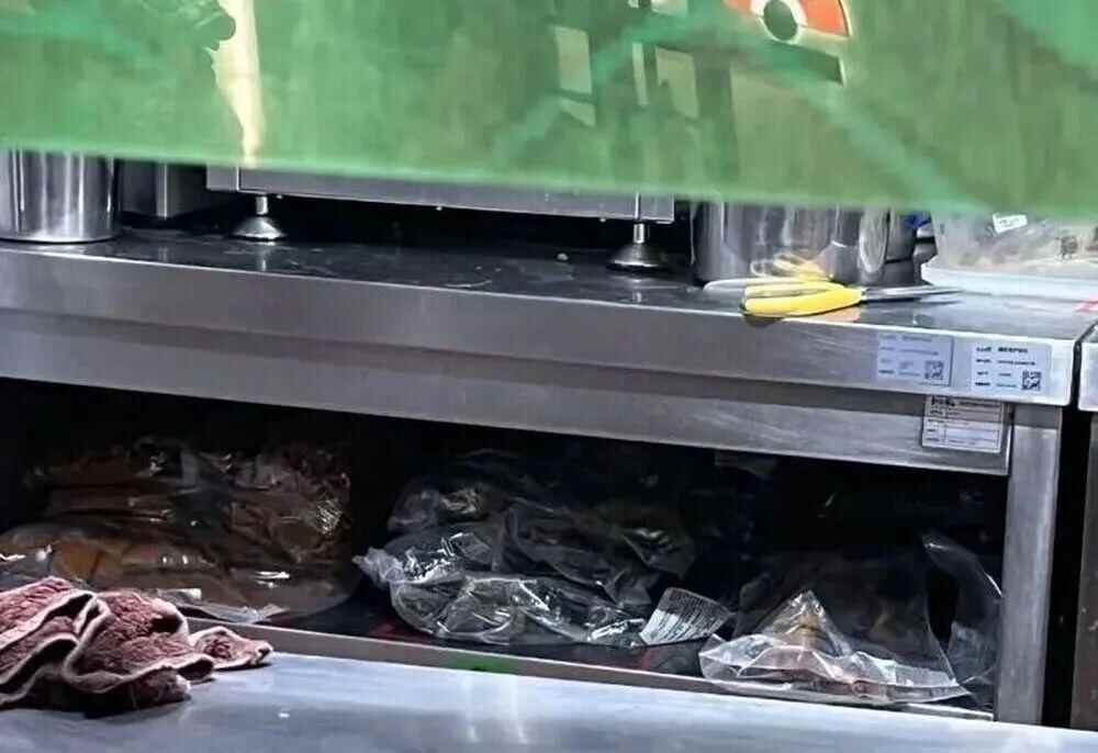 只有面是现煮的？三四十元一碗的面浇头汤底均是袋装消费者称“看到后厨堆满塑料袋”和府捞面回应：当天制作非预制菜(图2)