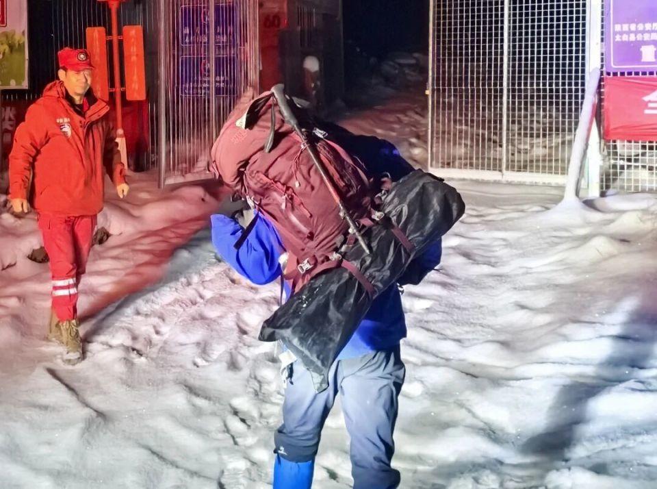 5人违规穿越鳌太线人遇难细节披露：轻装出行没背帐篷和睡袋领队为规避罚款让全员将手机调成飞行模式(图5)