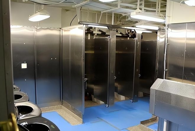 关键时刻美军航母“炸了”：中国导弹没办到的事美国厕纸干成了(图3)