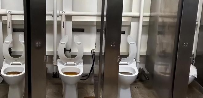 关键时刻美军航母“炸了”：中国导弹没办到的事美国厕纸干成了(图2)