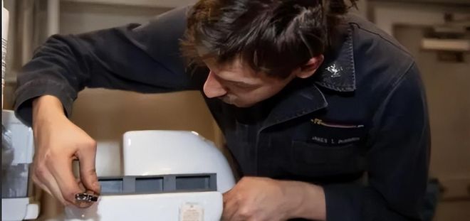 关键时刻美军航母“炸了”：中国导弹没办到的事美国厕纸干成了(图4)