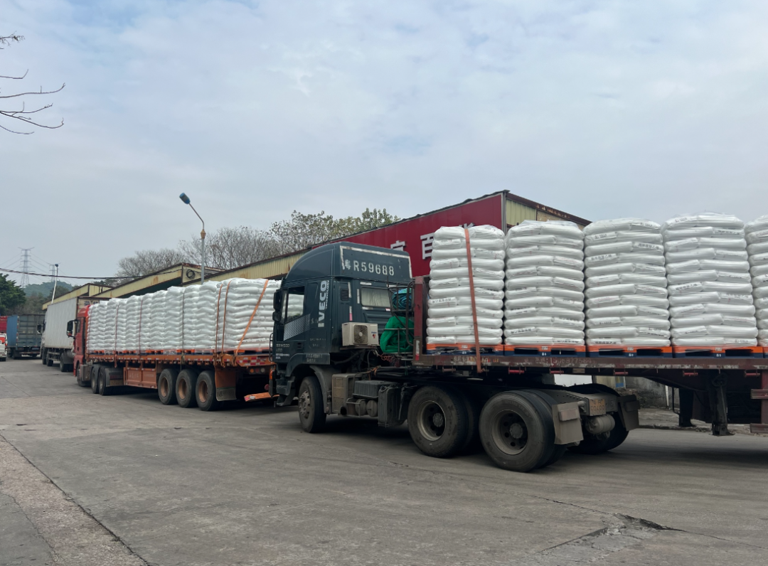 “见过抢米抢面没见过抢塑料”中东开战东莞一个小镇大堵车！贸易商：泼天的富贵来了干嘛不抓住？业内提醒：只是虚假繁荣(图4)