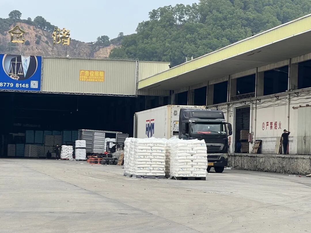 “见过抢米抢面没见过抢塑料”中东开战东莞一个小镇大堵车！贸易商：泼天的富贵来了干嘛不抓住？业内提醒：只是虚假繁荣(图6)